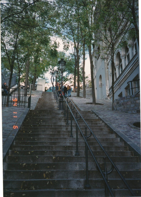 モンマルトルの丘へ続く階段